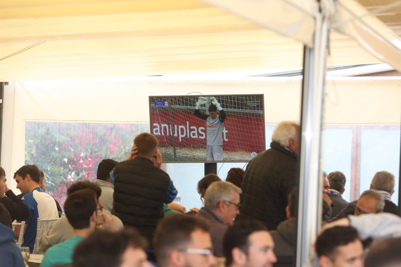 Aficionados del Hércules siguen el partido contra el Badalona Futur desde una pantalla en el restaurante El Sorell