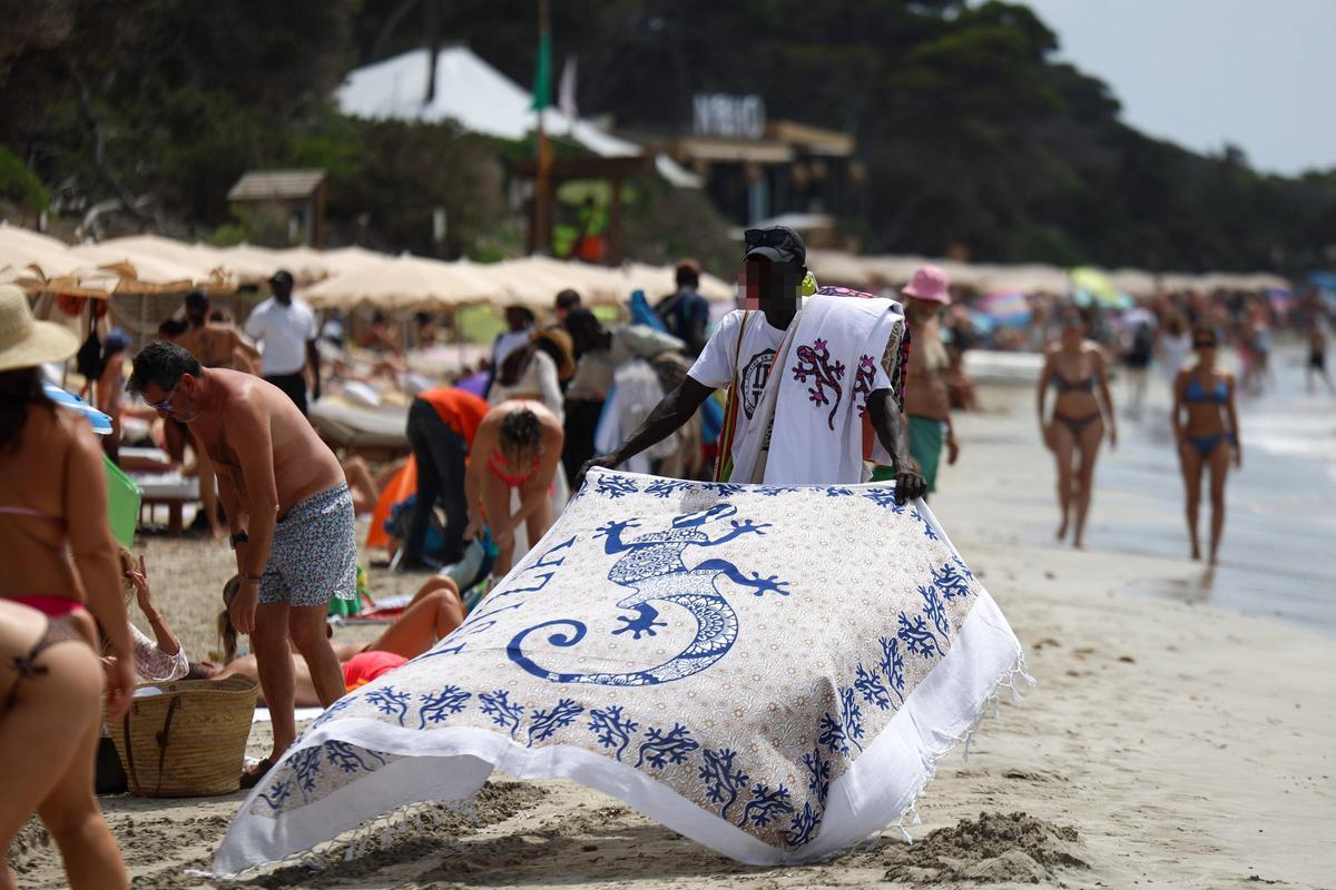 Galería: vendedores ambulantes en la playa de ses Salines