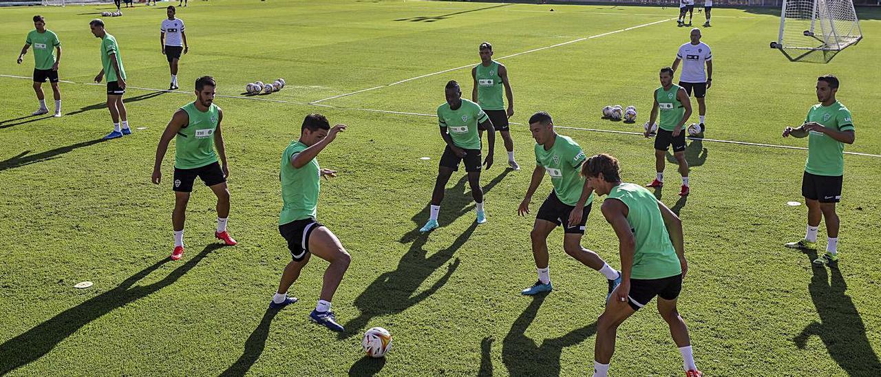 Los jugadores del Elche realizan un rondo durante un entrenamiento de pretemporada. | ANTONIO AMORÓS