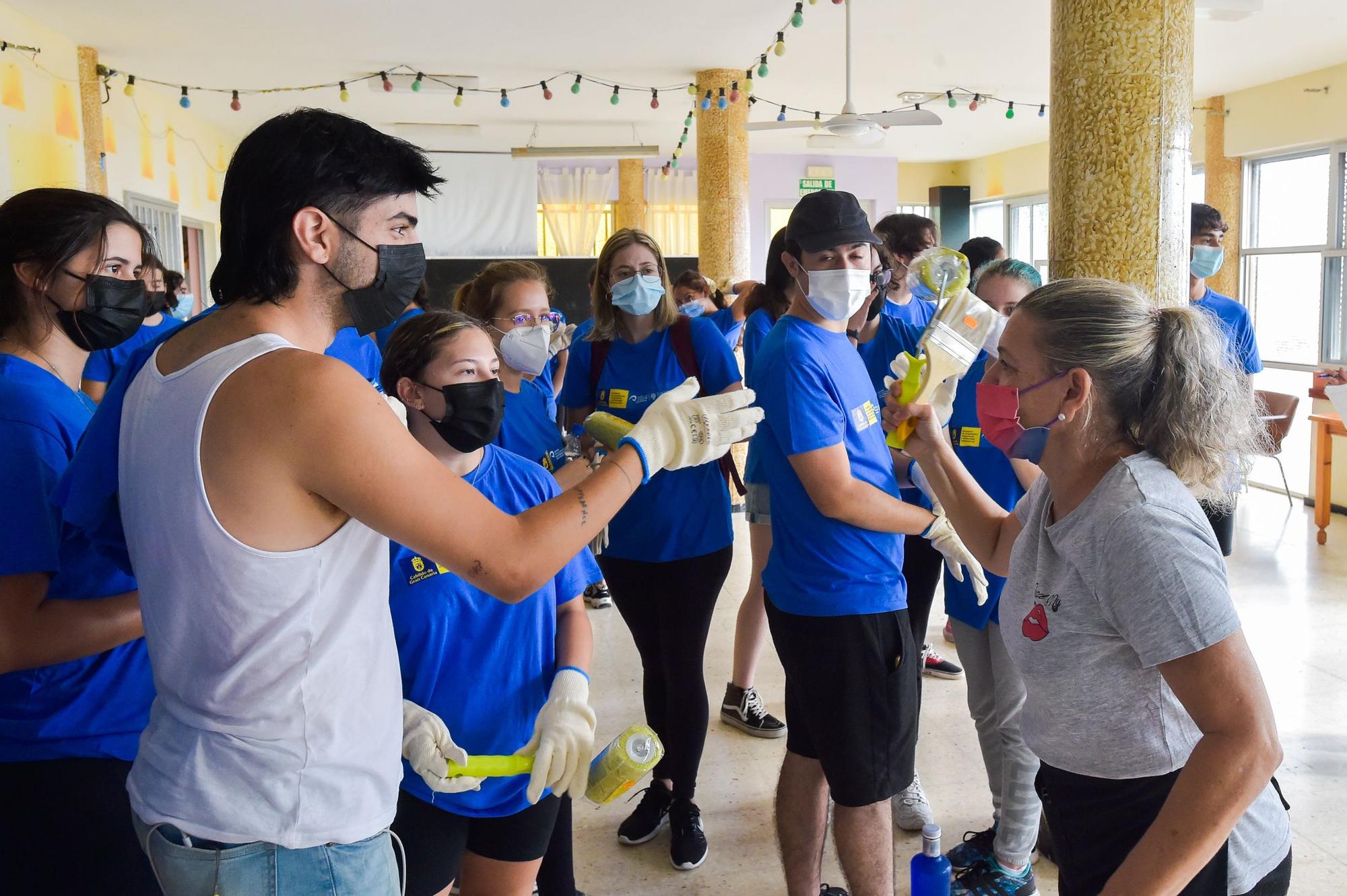 Alumnos de la ULPGC participan en las tareas de limpieza y embellecimiento en El Risco