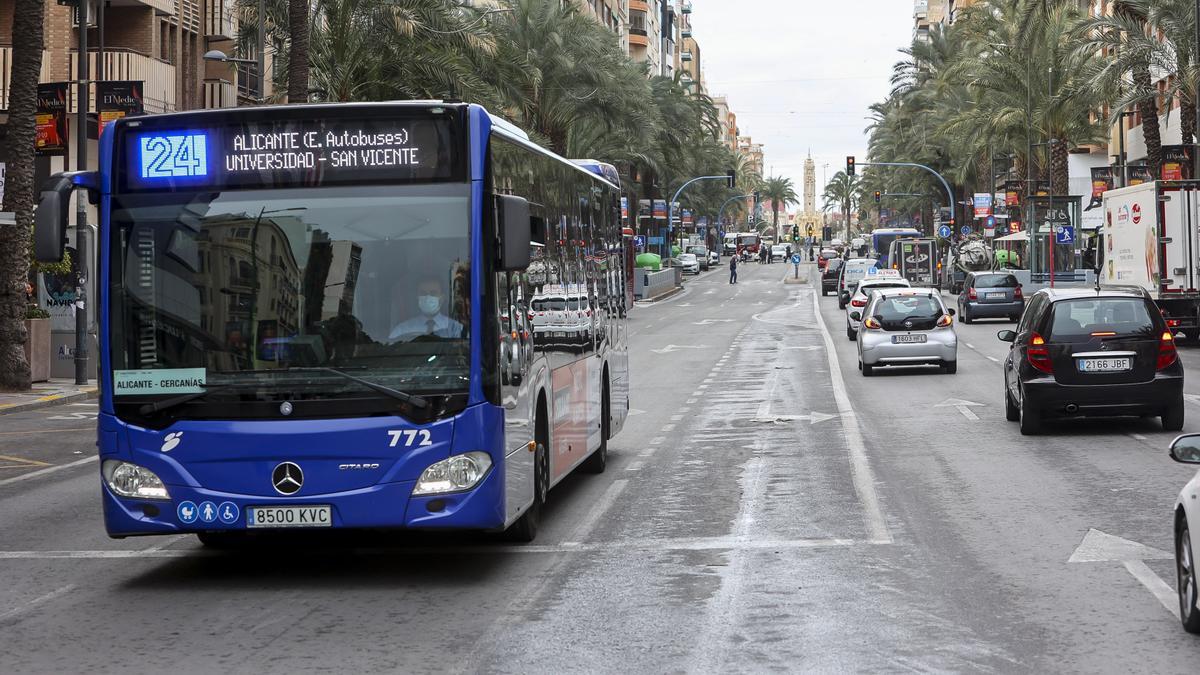 Un autobús de la línea 24, a su paso por la avenida de Alfonso el Sabio en Alicante.