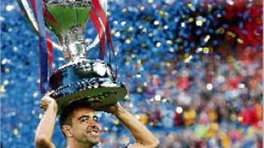 Xavi rep un emotiu homenatge en un Camp Nou entregat