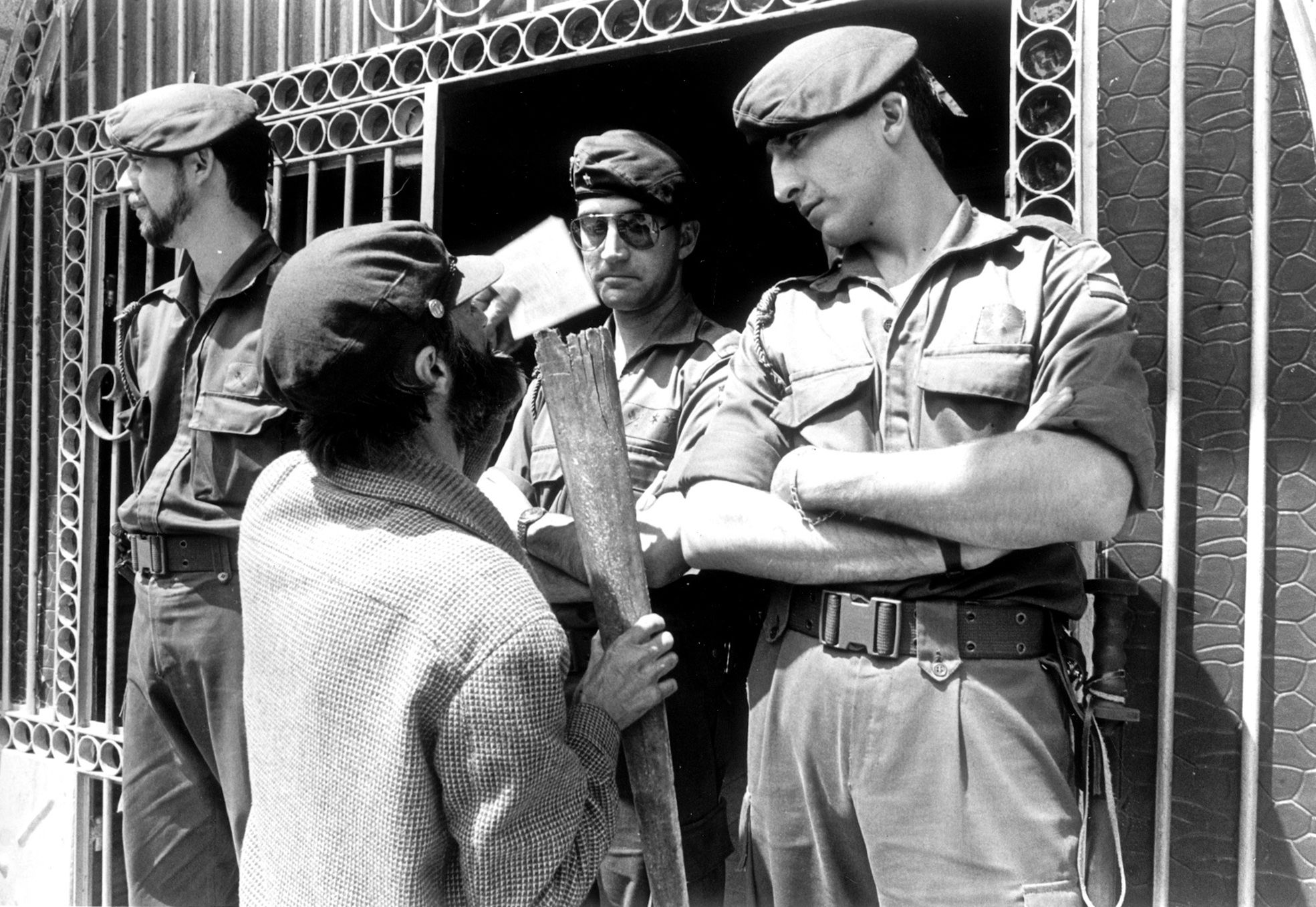 El conflicto de la contribución en Cangas: protestas y un alcalde asediado que no pudo volver a entrar en el Concello