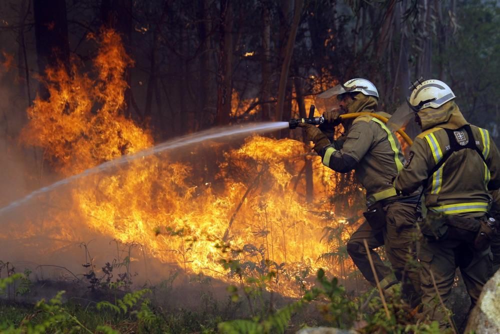 Incendio en Rianxo |El fuego arrasa más de 800 ha