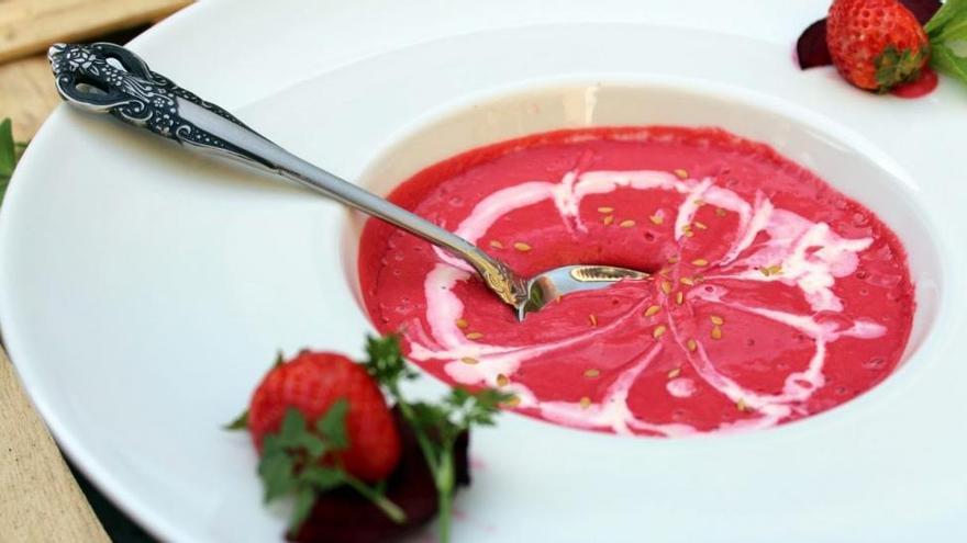 Descubre cuatro pasos sencillos para elaborar un salmorejo de fresas