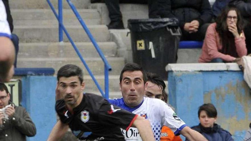 Calvillo y Villanueva pugnan por un balón en el Tuilla-Langreo de la pasada temporada.