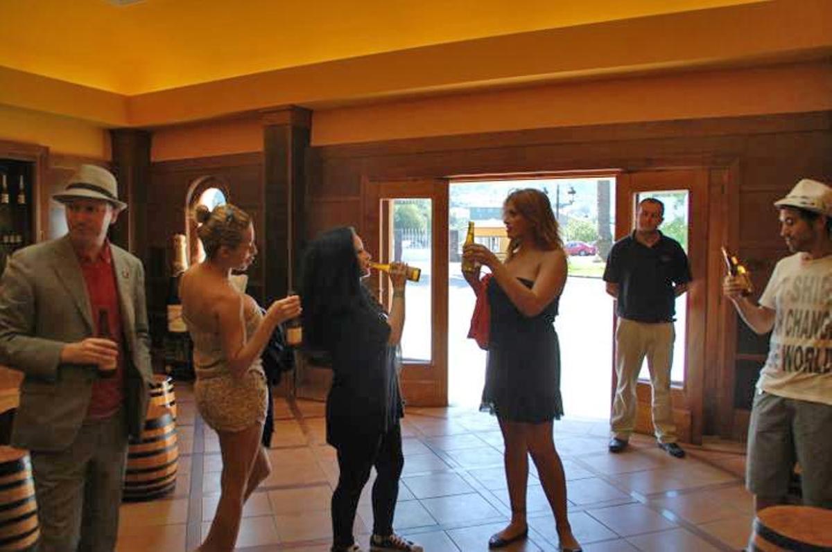 Alaska, en el centro, bebiendo sidra durante una visita a El Gaitero