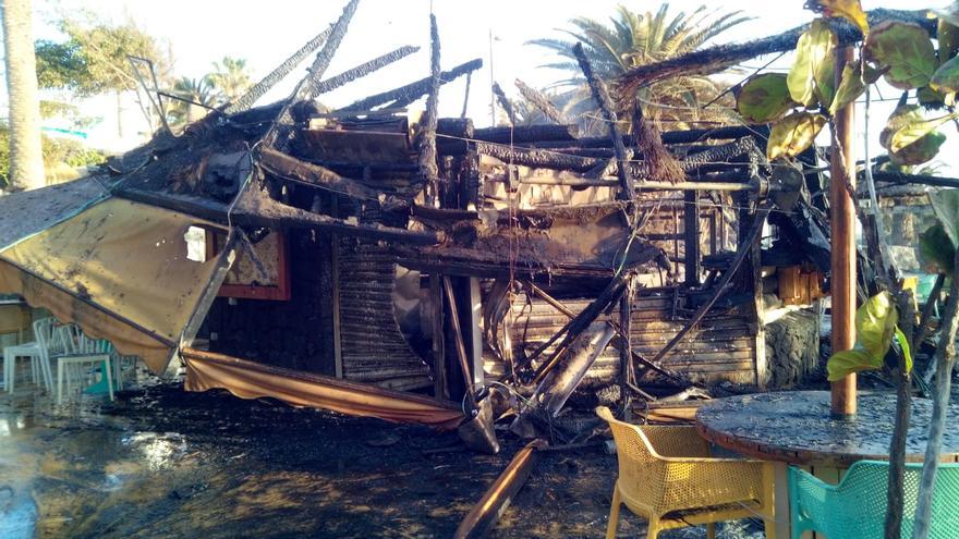 El fuego arrasa un chiringuito junto a una playa de Lanzarote
