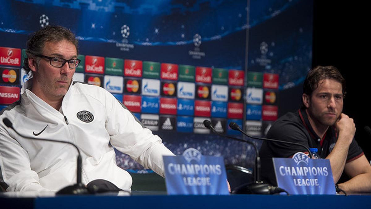 El entrenador del PSG, Laurent Blanc, y el defensa Maxwell, durante la rueda de prensa previa al partido contra el Barça