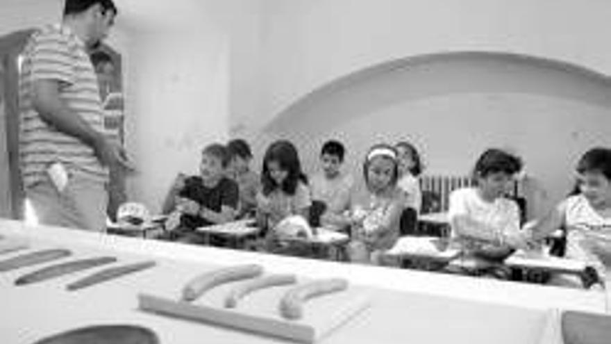 La arqueología se descubre a través del juego[subtitulo.120]20 niños asisten en la alcazaba al primer taller de verano del museo Arqueológico