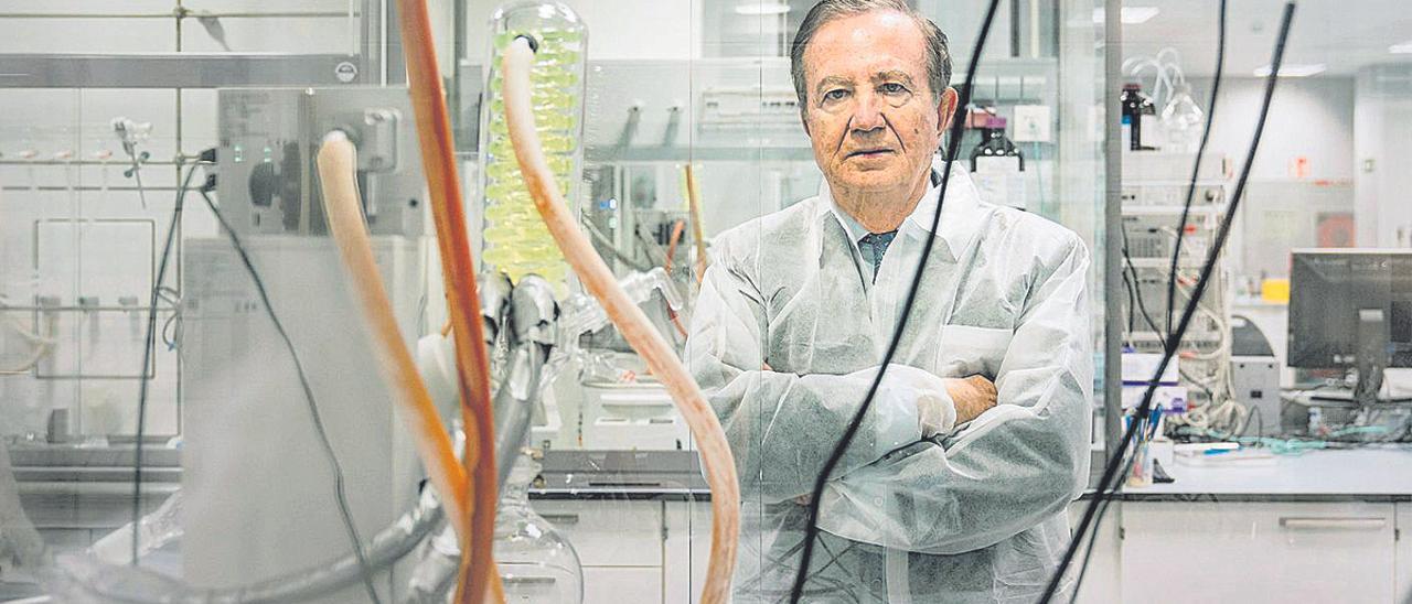 José María  Fernández  Sousa-Faro, en los  laboratorios de  PharmaMar, en la  localidad madrileña  de Colmenar Viejo.