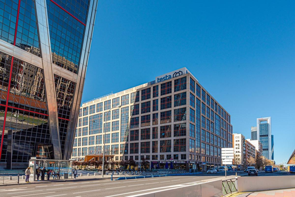 Fechada exterior de un edificio de viviendas en alquiler de Testa, una de las filiales de Blackstone, en Plaza Castilla, en Madrid