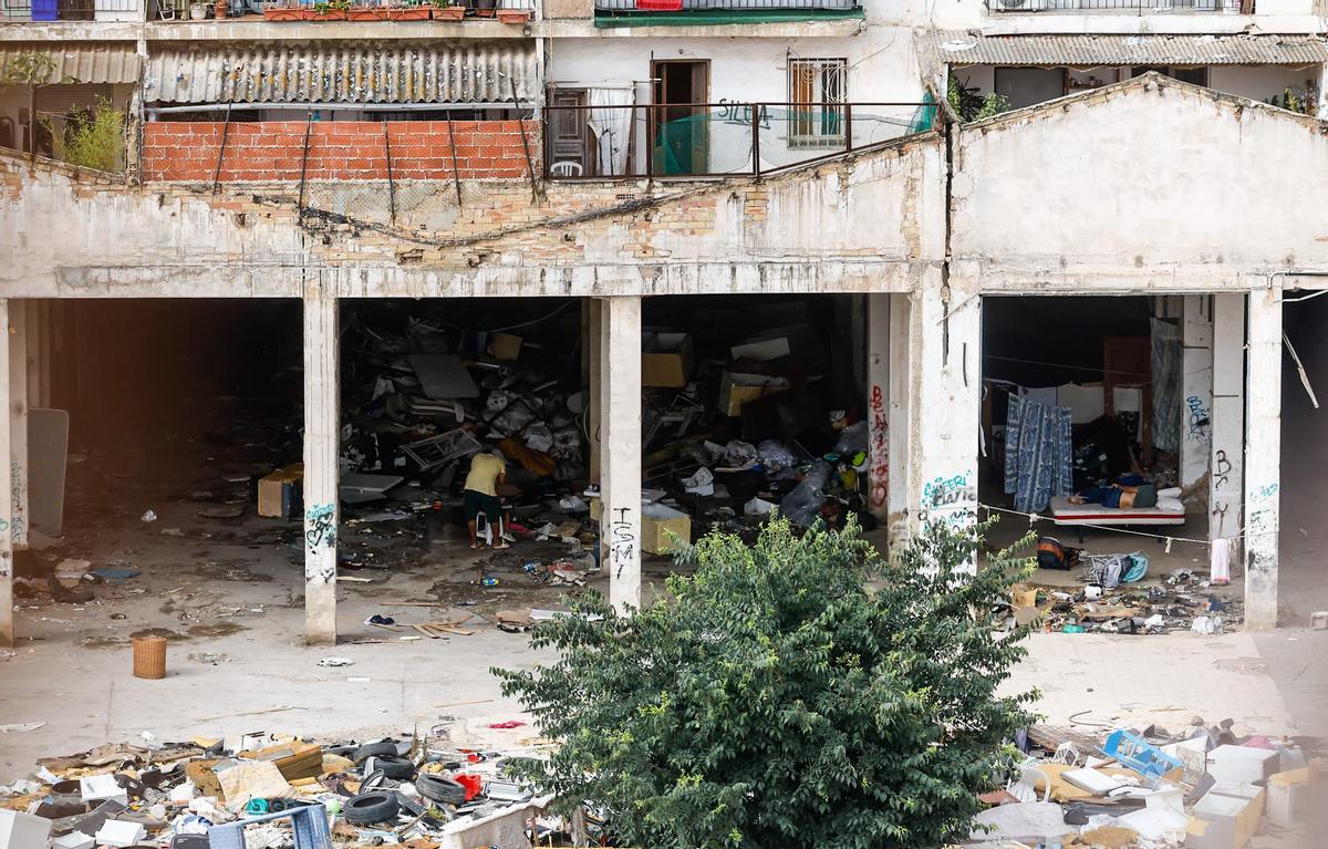 La (mala) vida sigue entre basuras en la calle Picayo de València: un corte de pelo en la inmundicia