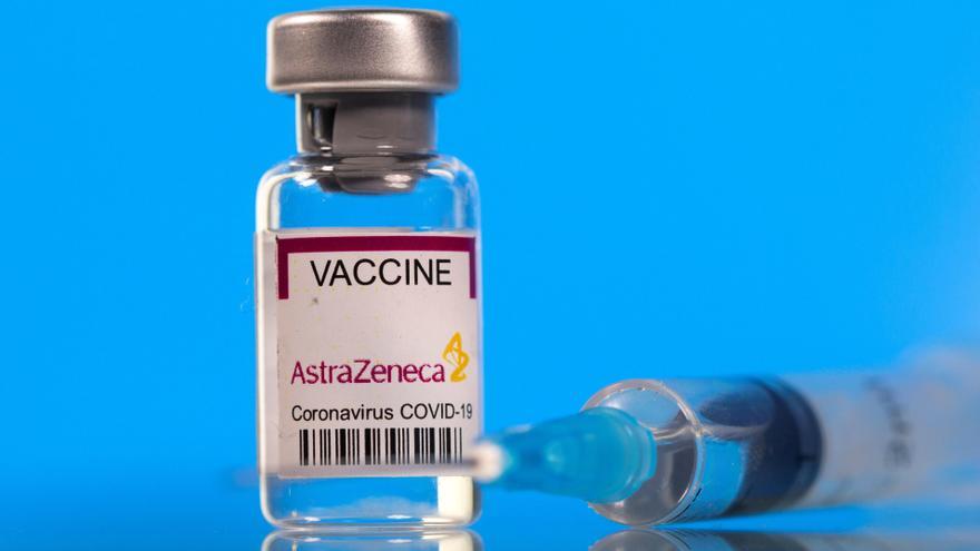 Un vial de la vacuna de AstraZenca contra el coronavirus.