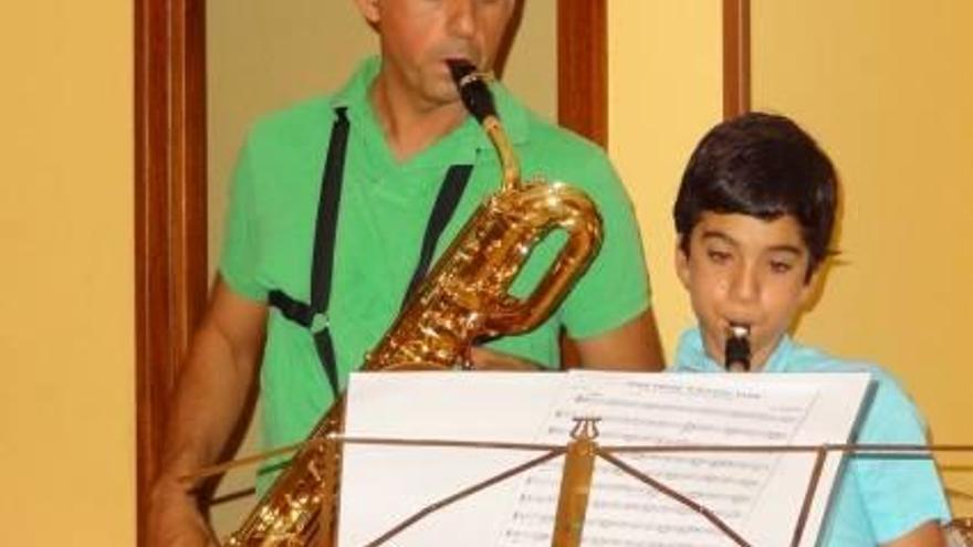 José Manuel Gil y su hijo Luis, totalmente recuperado, tocando el saxo.