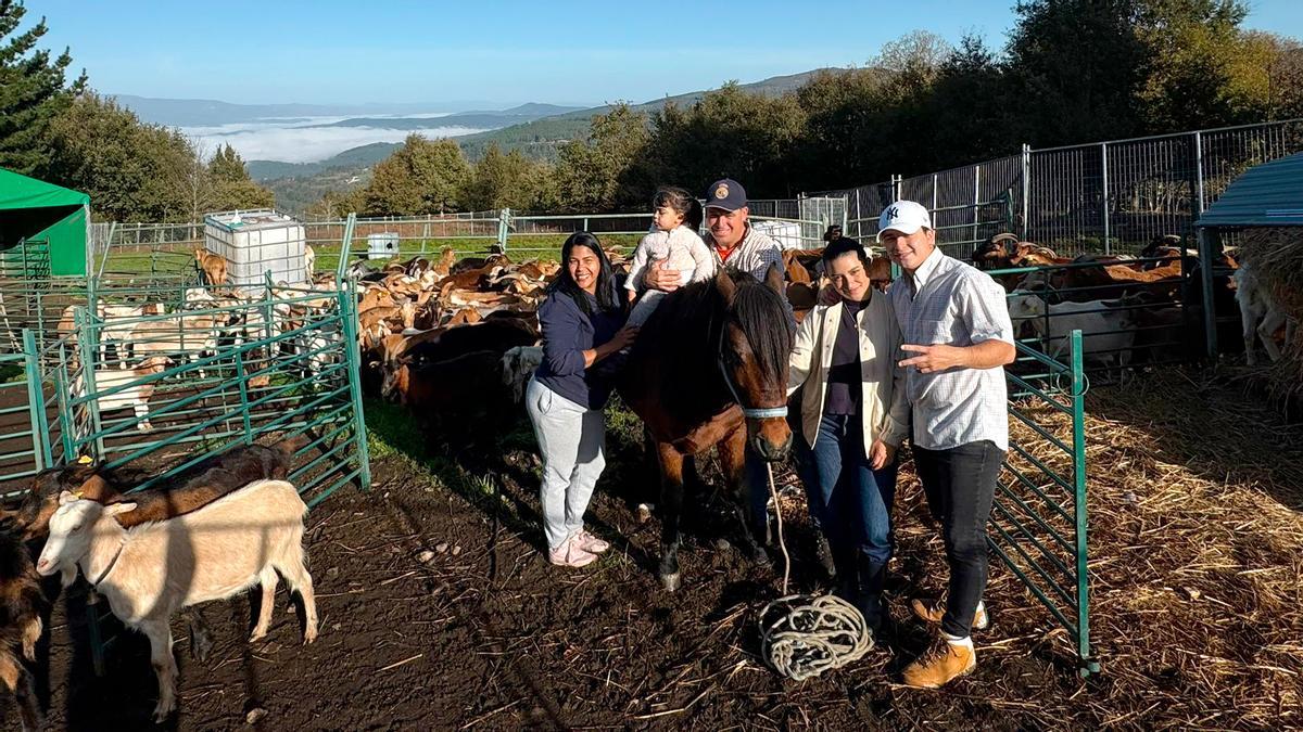 Maik Rober, con su familia, en la explotación que regenta en Quintela de Leirado.