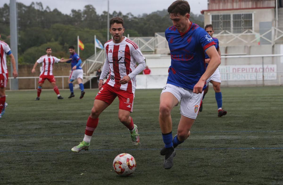 Un jugador del Betanzos conduce el balón durante el partido de ayer en Cangas. |  Santos Álvarez