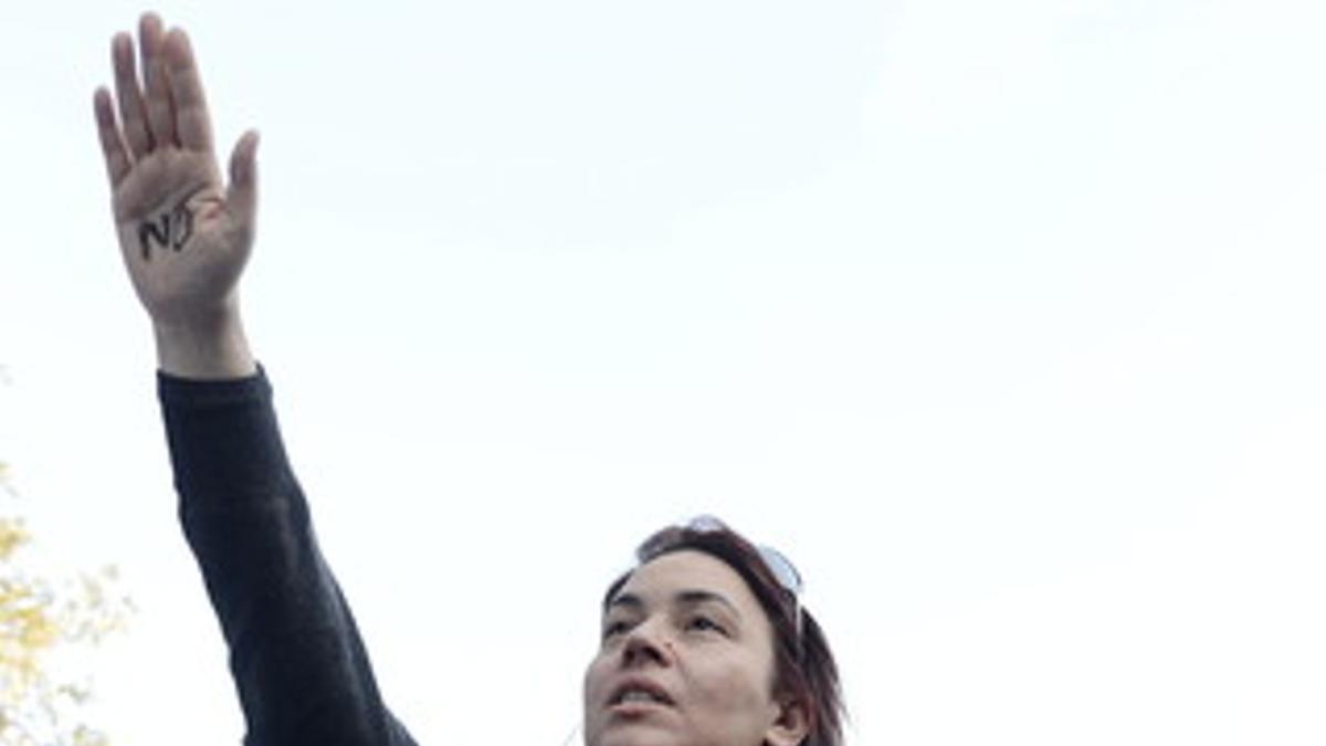 Una mujer protesta en Nicosia, este lunes, contra las medidas del Eurogrupo con un cartel en el que se lee  Europa es de sus ciudadanos, no de sus bancos&quot;.