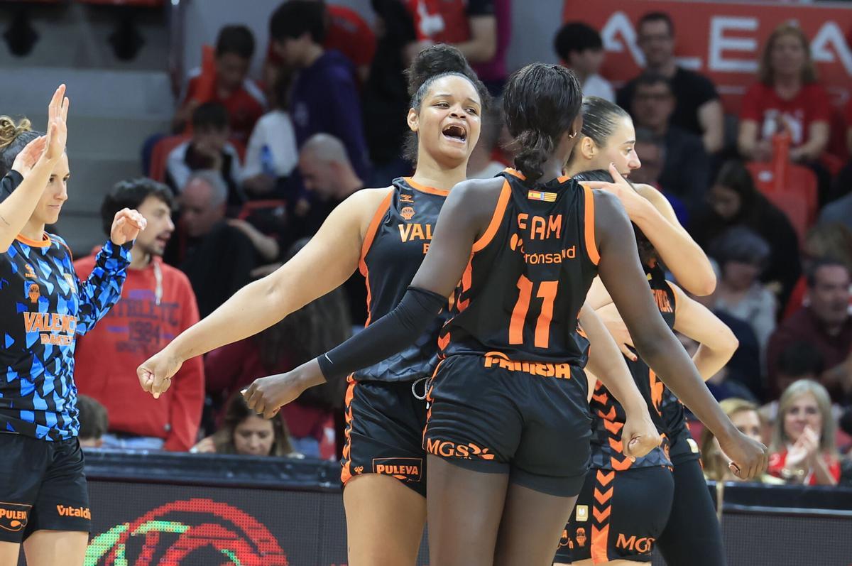 ZARAGOZA, 14/05/2026.- Las jugadoras del Valencia celebran su victoria en el primer partido de la final de la Liga Femenina Endesa entre Casademont Zaragoza y Valencia Basket, este jueves en el pabellón Príncipe Felipe de Zaragoza. EFE/ Javier Cebollada