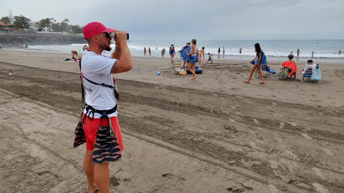 El socorrista Kevin Castellano, portavoz del colectivo en San Bartolomé de Tirajana, vigila la playa de Las Burras desde primera hora de la mañana.