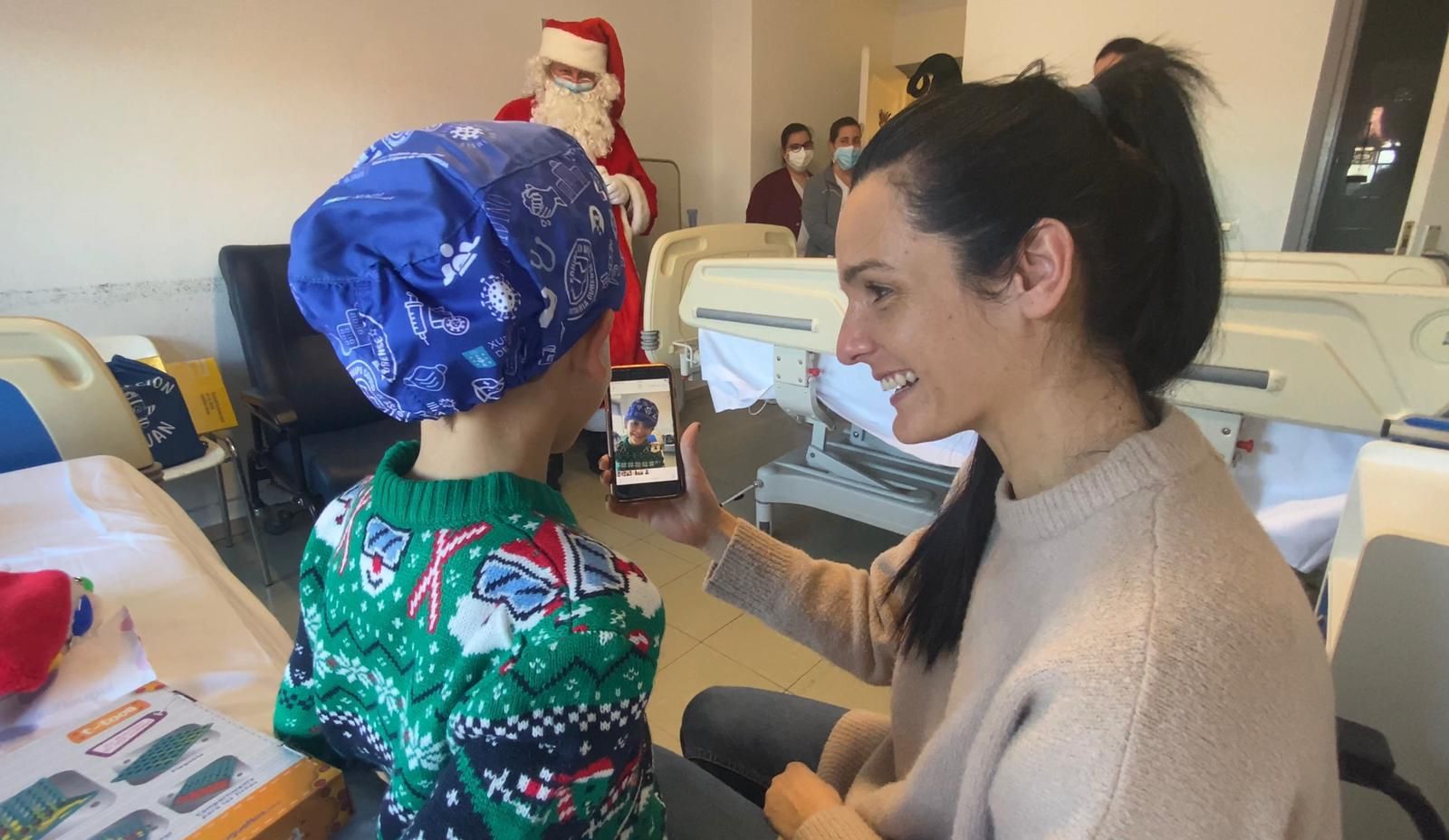 Papa Noel aparca su trineo en el hospital de Ourense