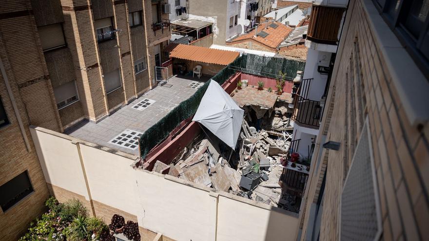 Desalojado un edificio en Delicias tras derrumbarse el suelo de un patio interior: &quot;Parecía un terremoto&quot;