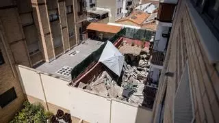 Desalojado un edificio en Delicias tras derrumbarse el suelo de un patio interior: "Parecía un terremoto"