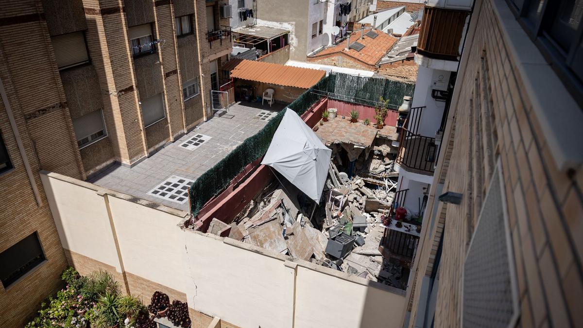 En imágenes | Desalojado un edificio en Delicias tras derrumbarse el suelo de un patio interior
