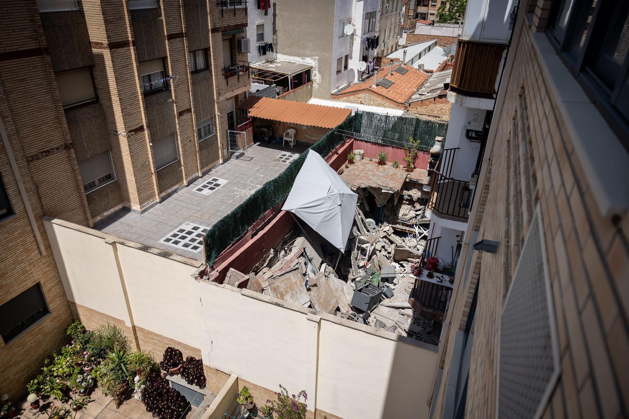 En imágenes | Desalojado un edificio en Delicias tras derrumbarse el suelo de un patio interior