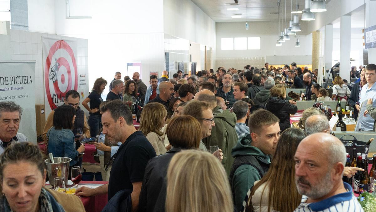 El Mercat del vi de Ontinyent agota existencias en una multidinaria primera edición