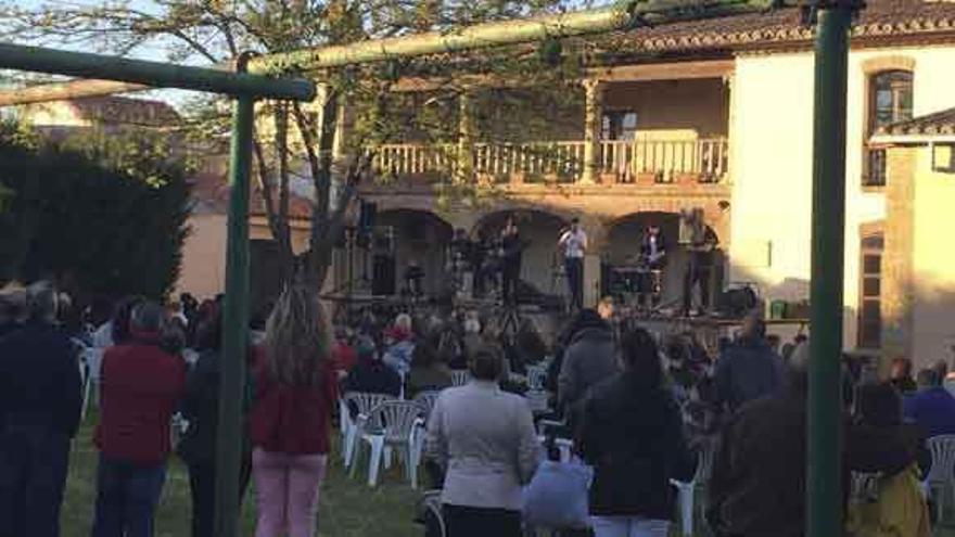 Concierto de Cepa y Sarmientos en el patio del Ayuntamiento de Morales del Vino.