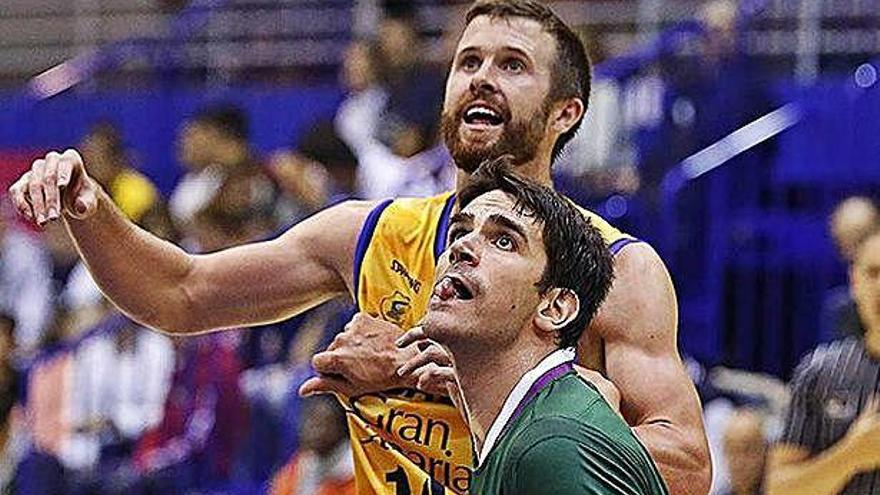 John Shurna, autor ayer de siete puntos para el Granca, pugna con un jugador del Unicaja.