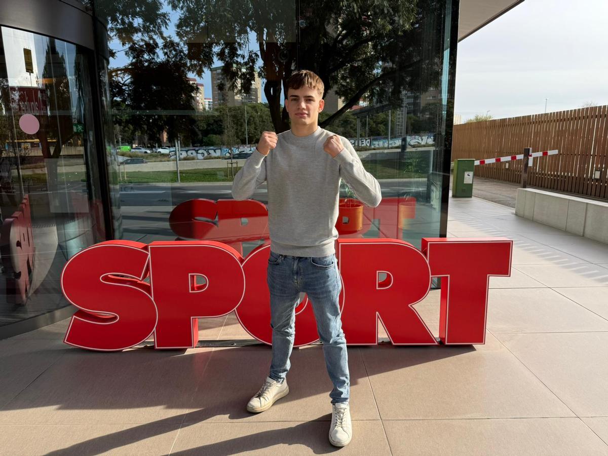 Usieto posa en la redacción de SPORT