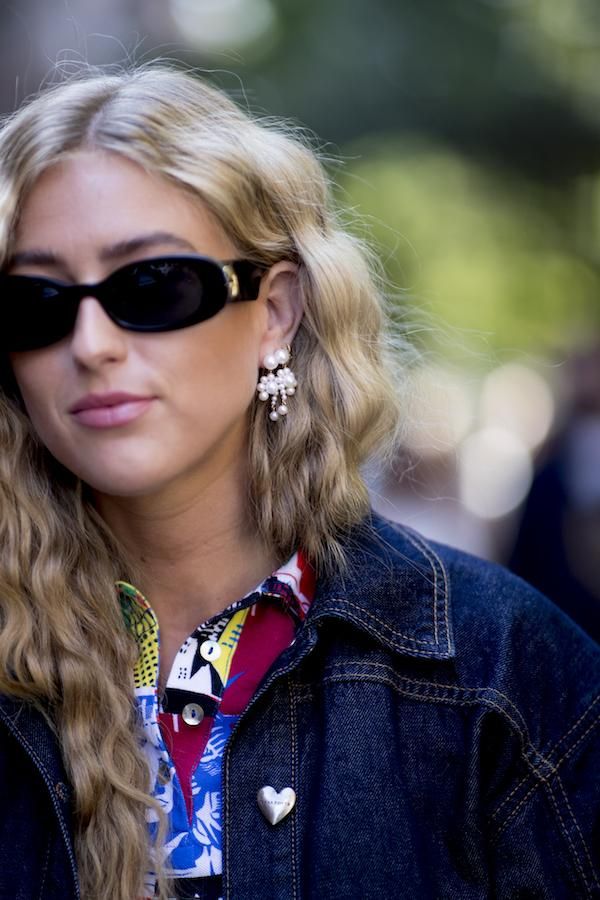 Pendientes de perlas en el street style de Nueva York Primavera Verano 2020