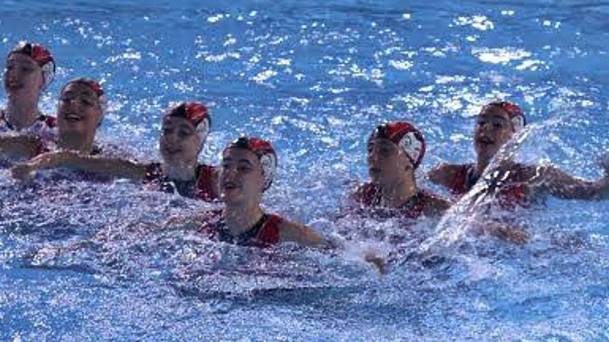 De izquierda a derecha, Estela Uña, Celia Martínez, Eva Fernández, María Fernández, Zoe Segovia y Claudia  Álvarez en la piscina municipal de Parquesol  (Valladolid).