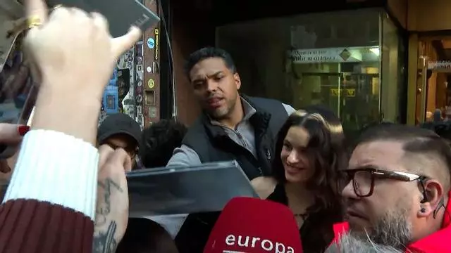 VÍDEO | Rosalía llega al centro de Madrid para grabar 'La revuelta'