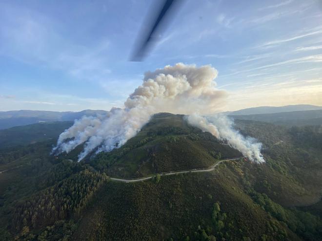 Un incendio arrasa los montes de Crecente