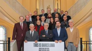 La actriz y escritora Ale Lacourt, junto al poeta Miguel Angel Feria, en la presentación del libro ‘Todos Caen’ en la librería +Bernat.