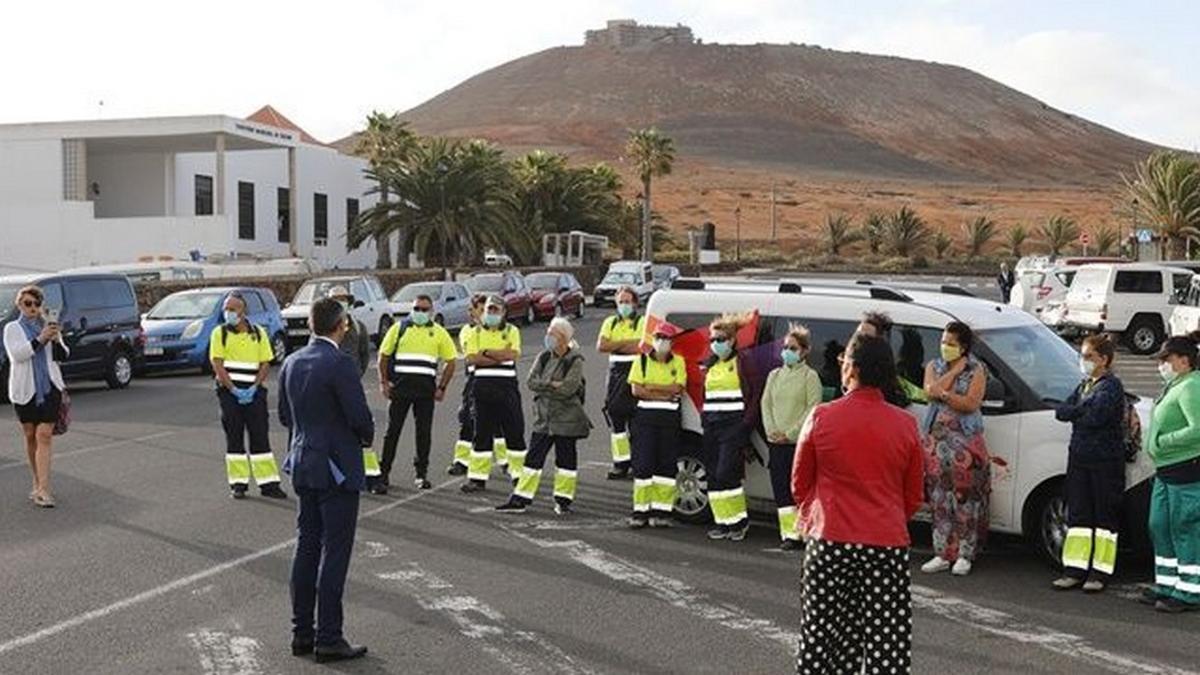 Imagen del alcalde de Teguise, Oswaldo Betancort, recibiendo a los nuevos trabajadores de los planes de empleo.