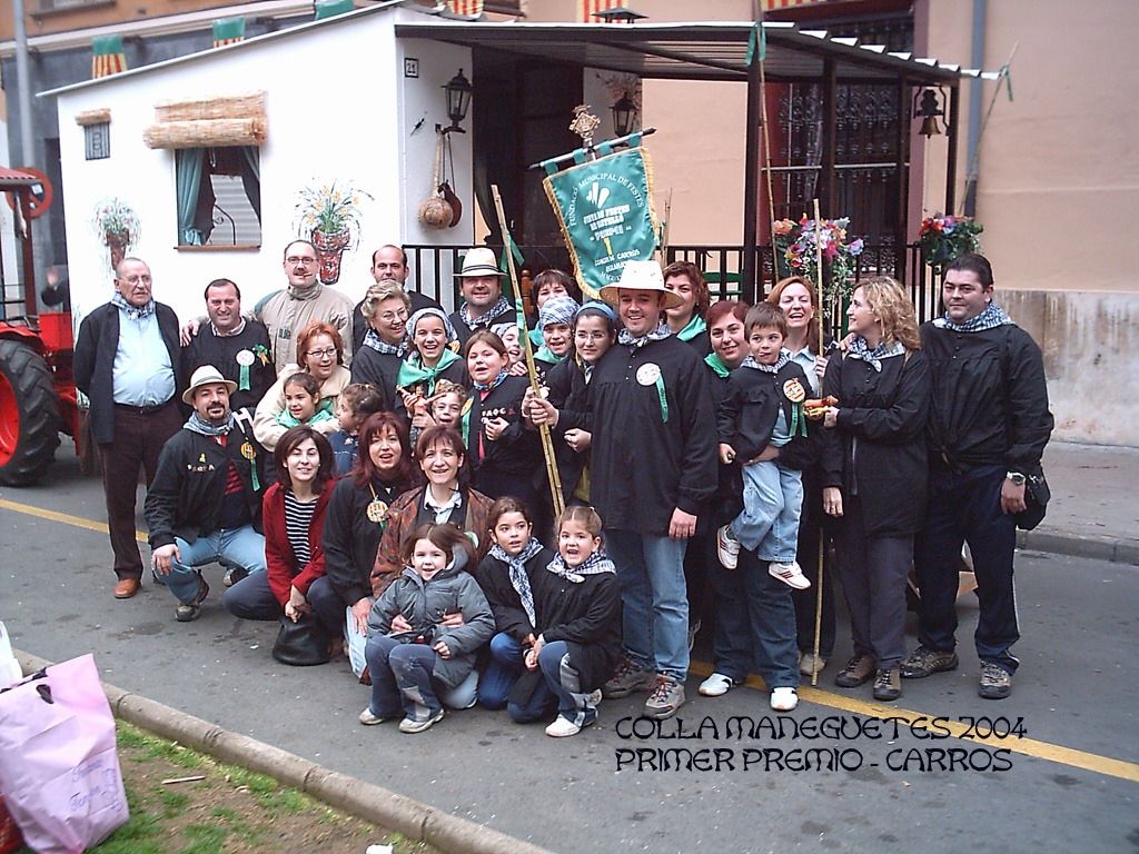 La colla Els Maneguetes, celebrando el triunfo conseguido en el año 2004 al mejor carro engalanado de la ciudad.
