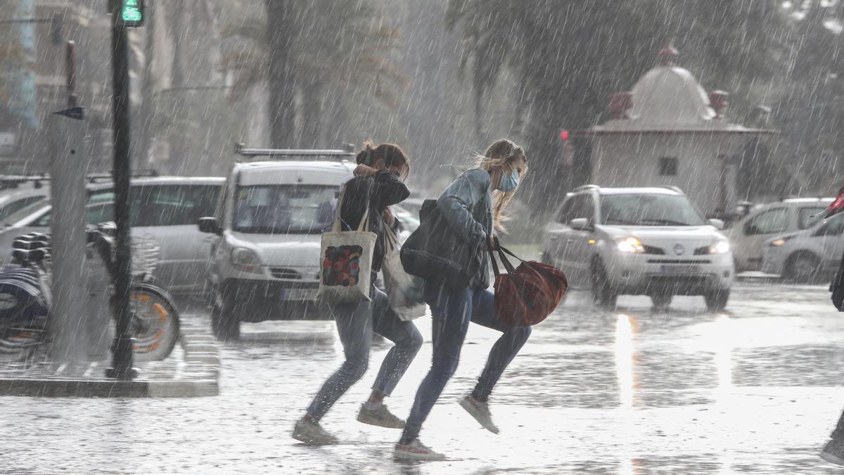 El tiempo en Valencia hoy: alerta por lluvias muy fuertes, tormentas y una importante bajada de temperaturas, según la Aemet.