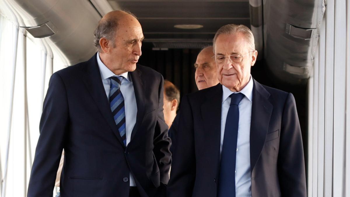 Florentino Pérez viaja a Gran Canaria con la plantilla del Real Madrid