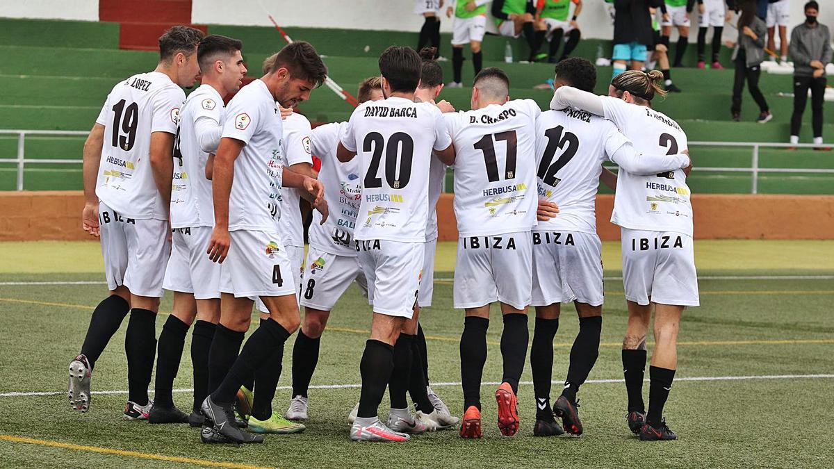 Los jugadores de la Peña Deportiva festejan el primer tanto del partido ante el Hércules de Alicante, obra de Pau Pomar.