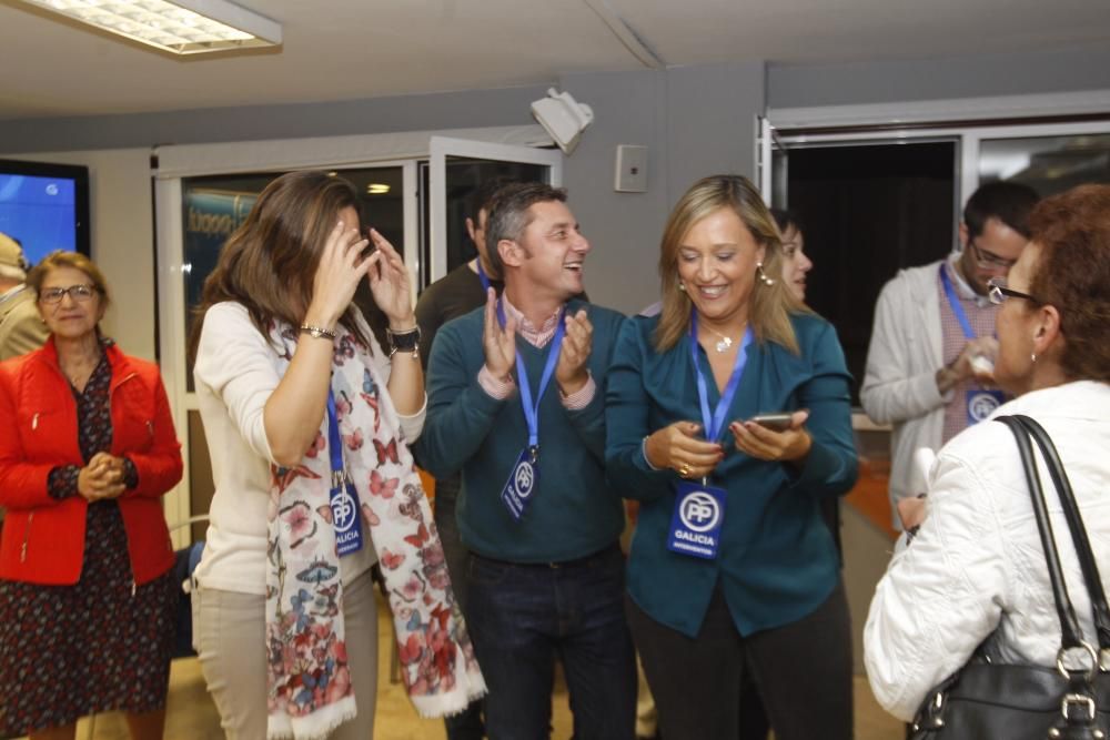 Varias decenas de personas se acercaron a la sede de los populares en la calle Urzaíz para celebrar junto al PP vigués la mayñría absoluta de Núñez Feijóo