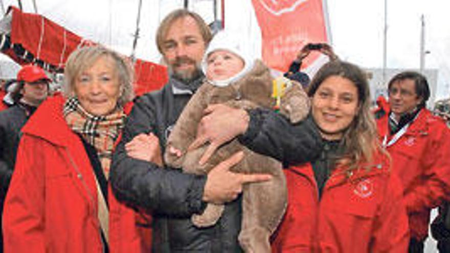 Sansó posa ayer con su madre, su hijo y su mujer.