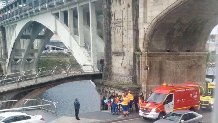 Bomberos y personal de emergencia en el lugar del suceso. // FdV