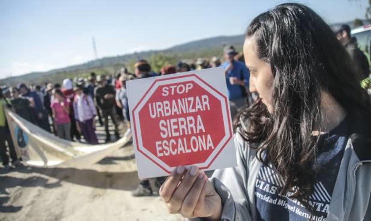 Los manifestantes realizaron un breve recorrido por Sierra Escalona para dar a conocer el valor ambiental del paraje y pedir que se declare Parque Natural.