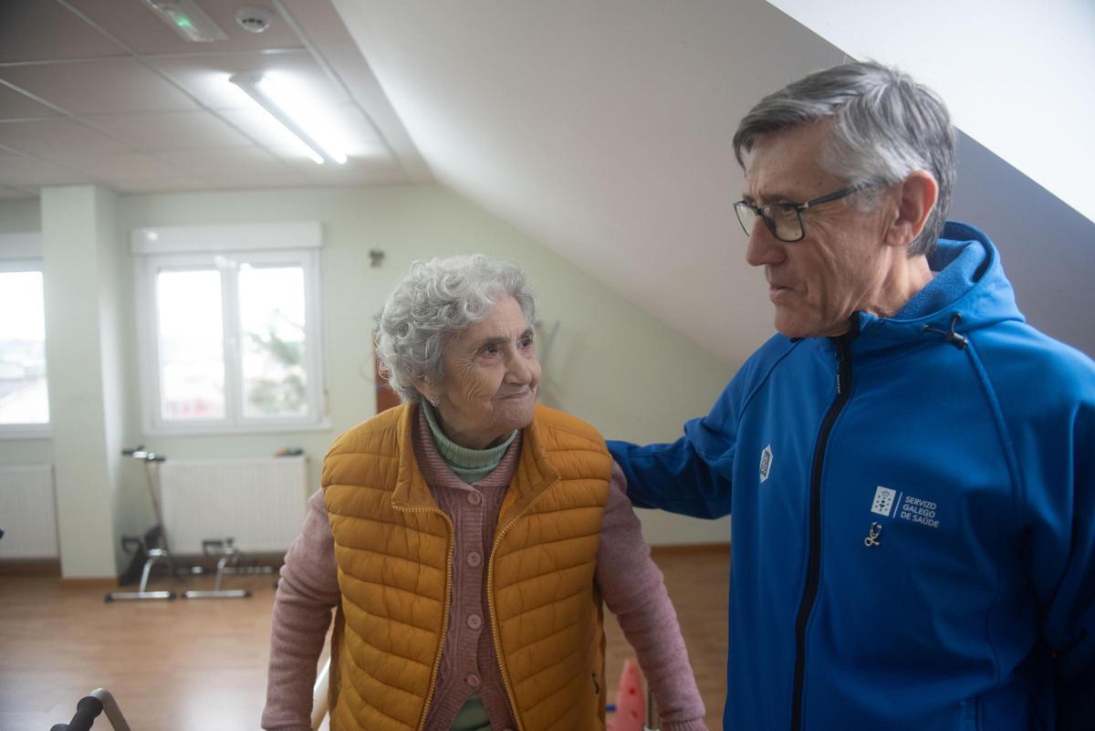 El doctor Fernando Lamelo, junto a una usuaria de la residencia Bellolar, en Palavea.
