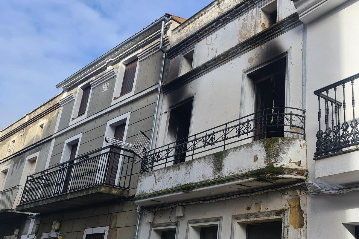 La vivienda de Almadén afectada por el incendio.