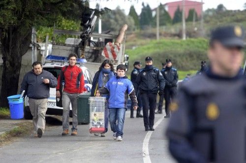 Apoyo a los afectados por el desalojo del ofimático entre un amplio despliegue policial